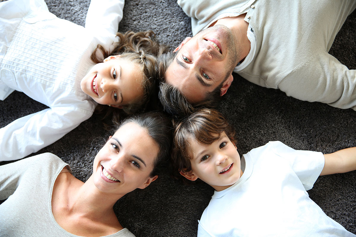 Famille souriante grâce aux services AVISTEL